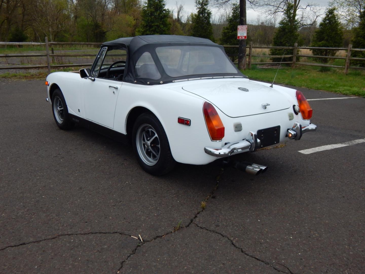 1972 White /Black MG Midget (GAN5UC10613) with an 4 cylinder engine, 4 speed manual transmission, located at 6528 Lower York Road, New Hope, PA, 18938, (215) 862-9555, 40.358707, -74.977882 - Here for sale is very nice 1972 MG Midget convertible. Under the hood is a 4 cylinder which puts power to the rear wheels via a 4 speed manual transmission. Features include; black vinyl interior in great shape, wooden shift knob, AM/FM/CD, Sony head unit, Black vinyl convertible top, chrome bumpe - Photo#3